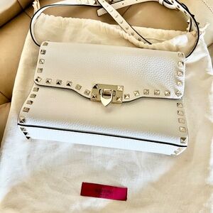 Valentino Garavani white pebbled leather crossbody handbag w/ gold rockstuds
